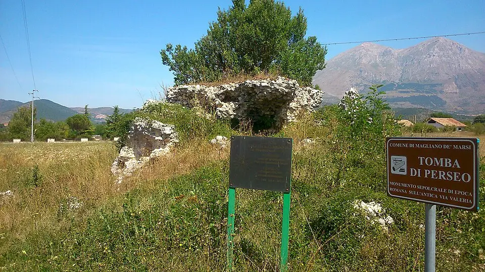 Image: Gnfrnc dnglsnt · CC BY-SA 4.0 Tomba di Perseo