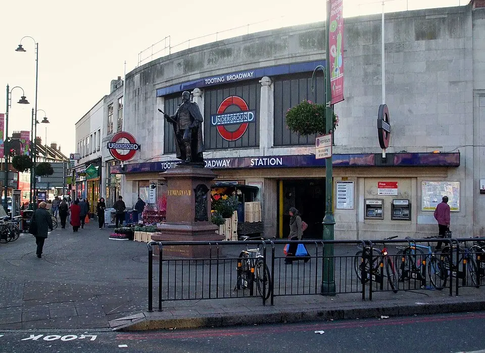 Image: Sunil060902 · CC BY-SA 3.0 Tooting Broadway tube station