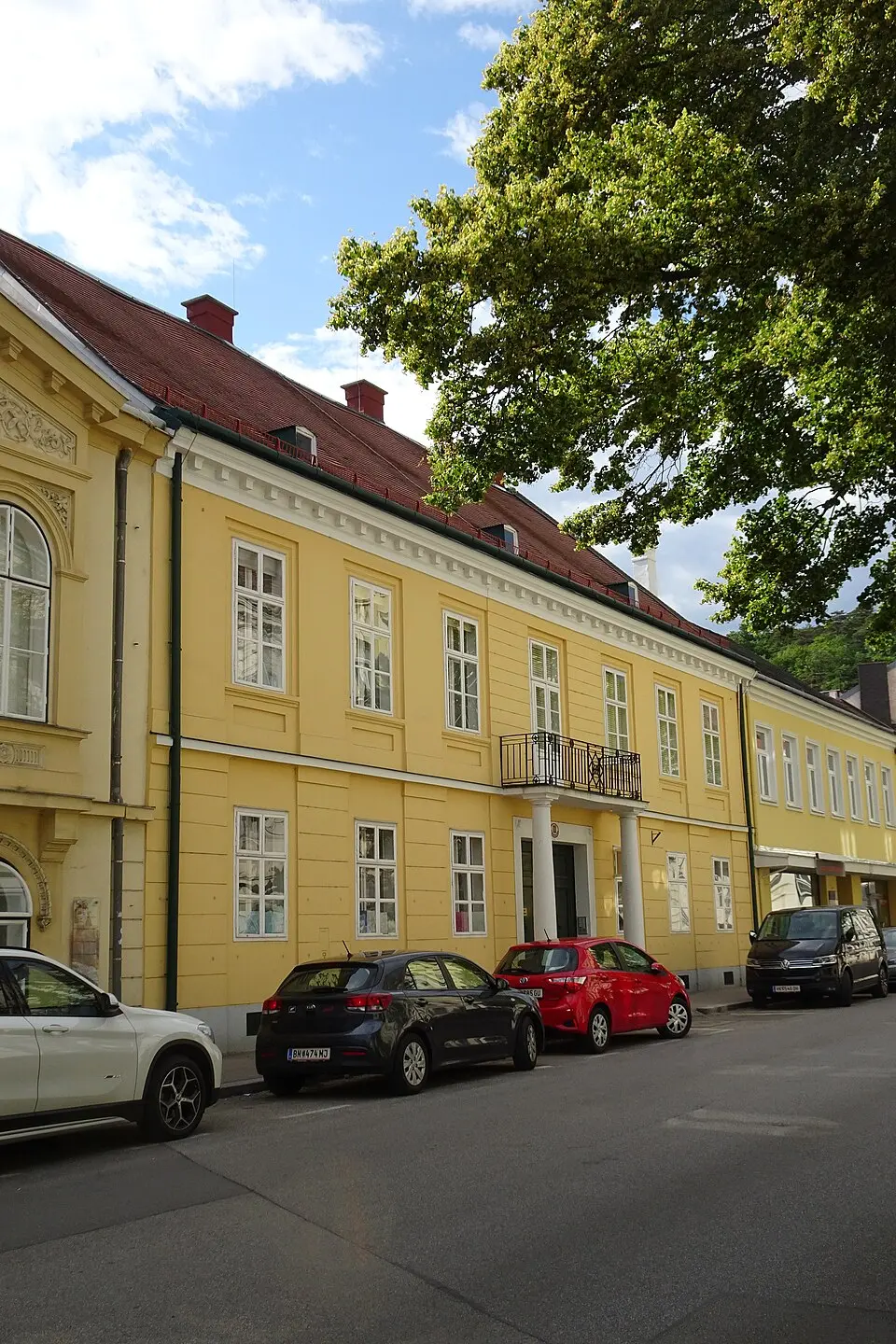 Anlage Wohnhaus, ehem. Palais Wallis mit Gartenpavillon