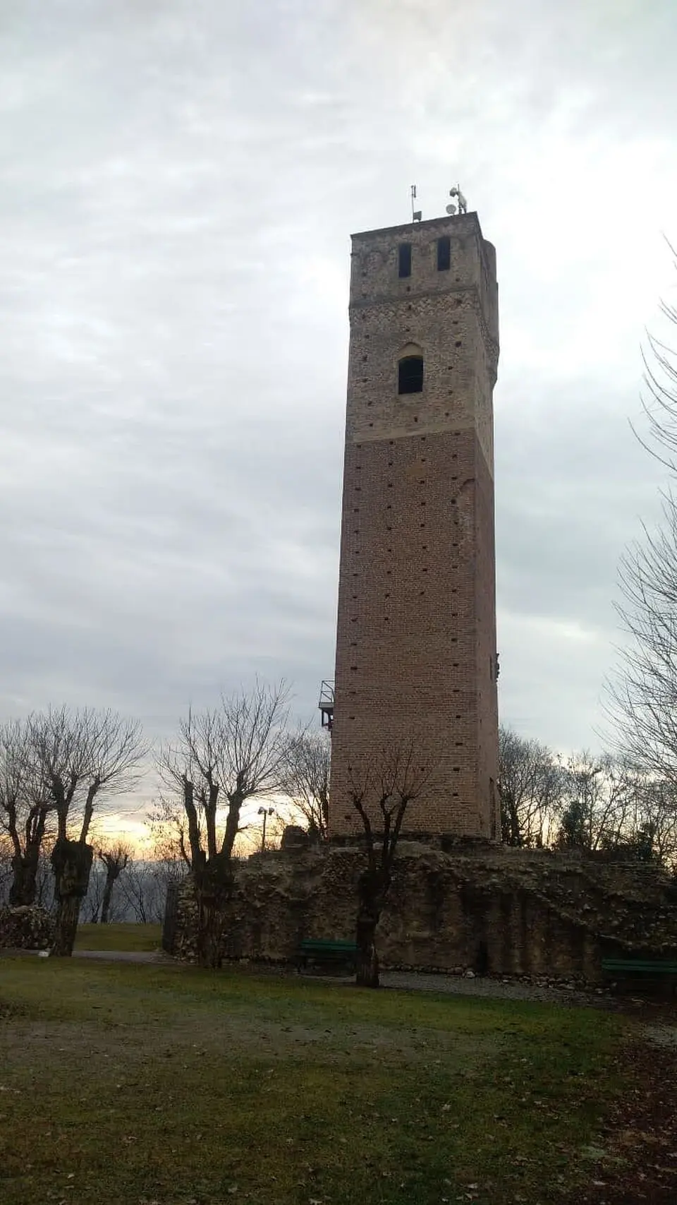 Torre medievale e ruderi del castello
