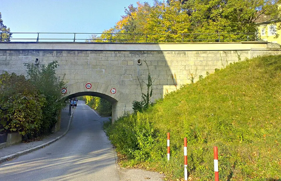 Image: Andreas Stiasny · CC BY-SA 3.0 AT Aquädukt Baden, Andreas Hofer-Zeile
