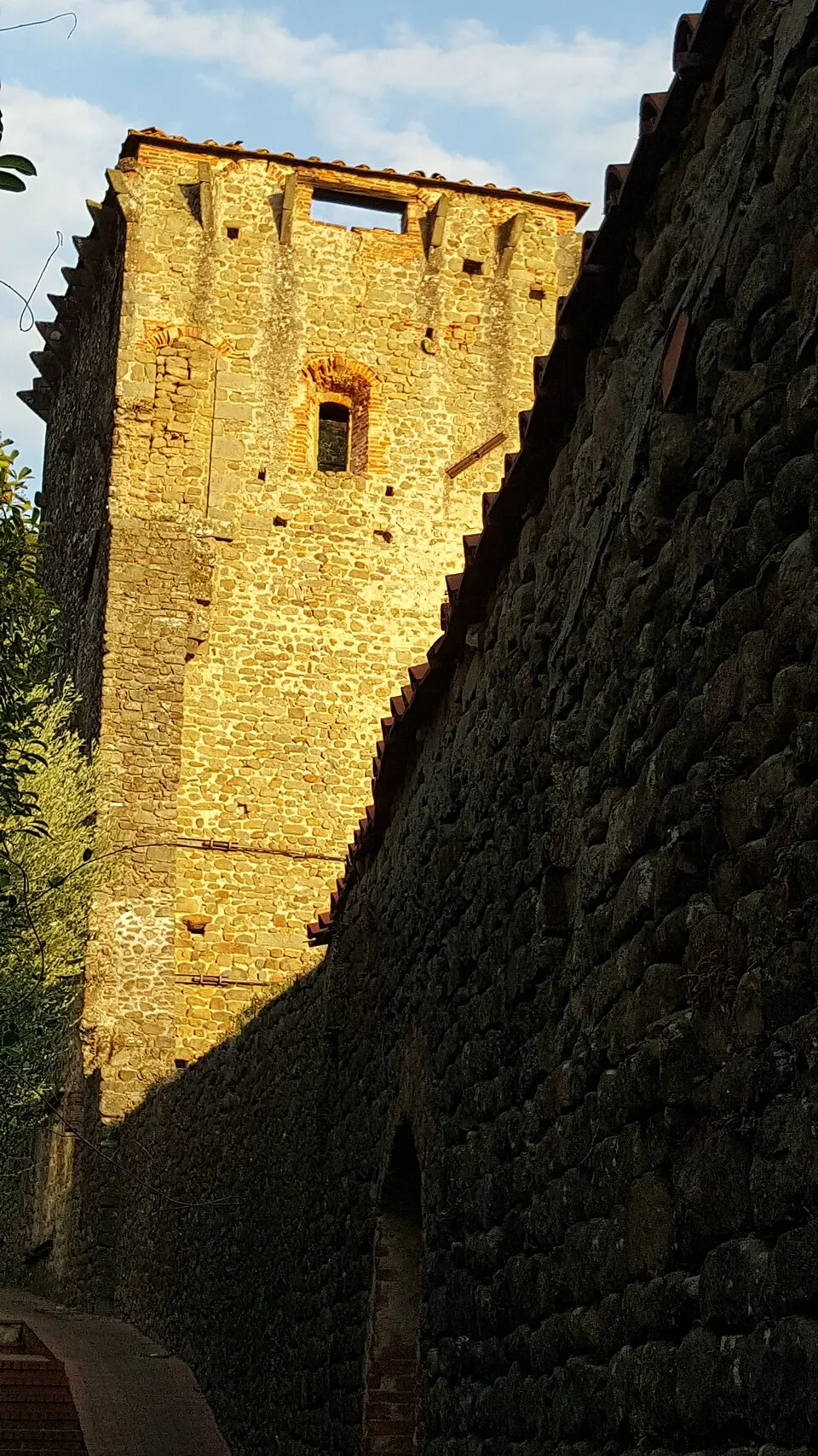 avanzi delle mura, porte e fortezza