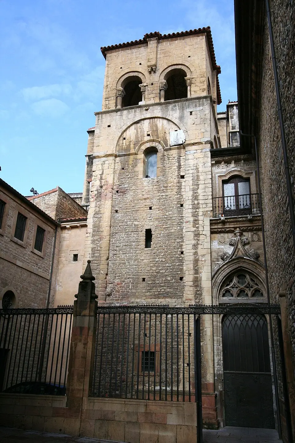 Torre vieja de San Salvador de Oviedo