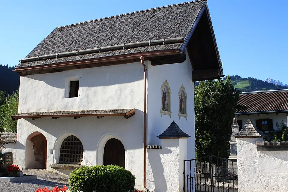 Totensagrer und Friedhofsummauerung mit Kruzifix