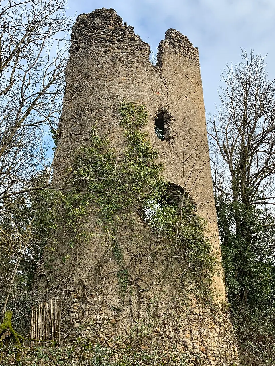 tour du château de Miribel