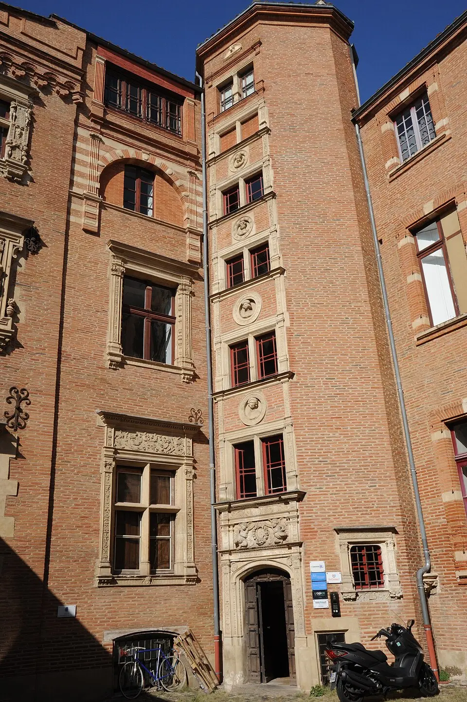 tour du capitoul P. Dahus
