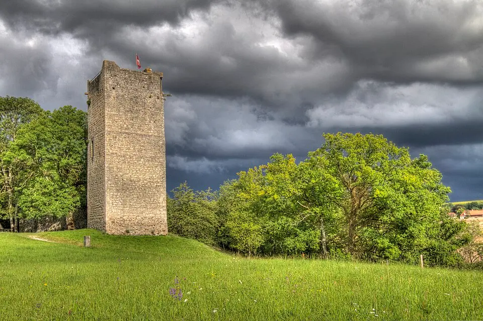 Saint-Martin-du-Chêne, Burgruine und abgegangene mittelalterliche Stadt