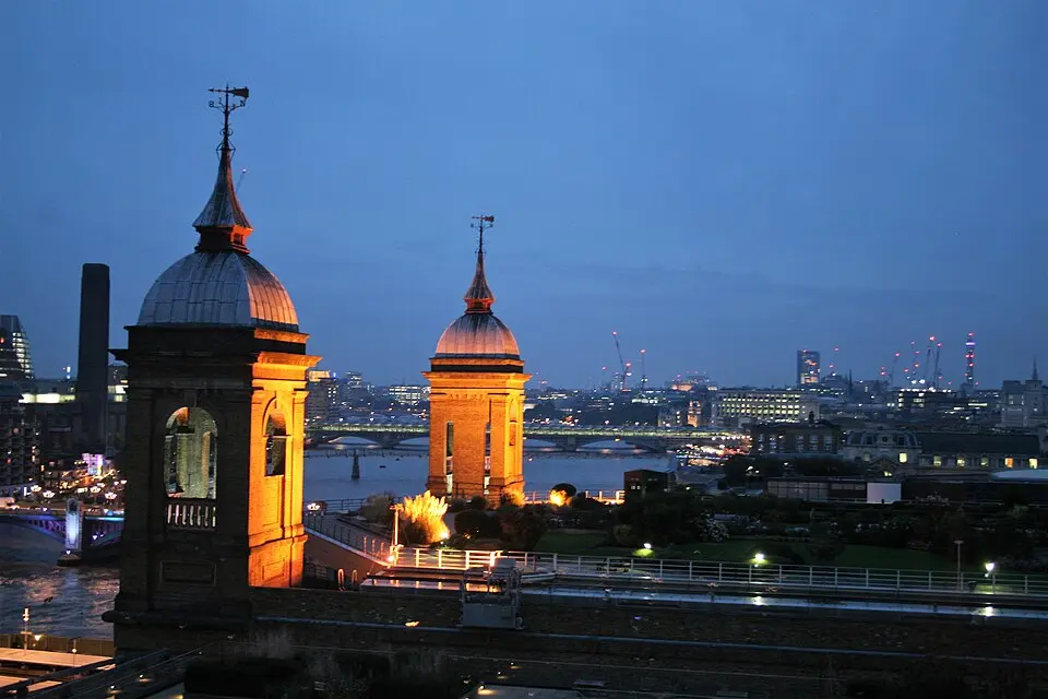 Eastern Tower To Cannon Street Station  Pair Of Towers At Cannon Street Station