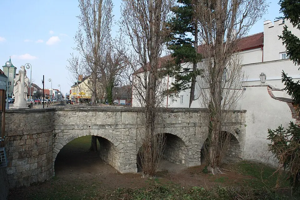 Pfarrhofbrücke und Wehrmauer mit Graben