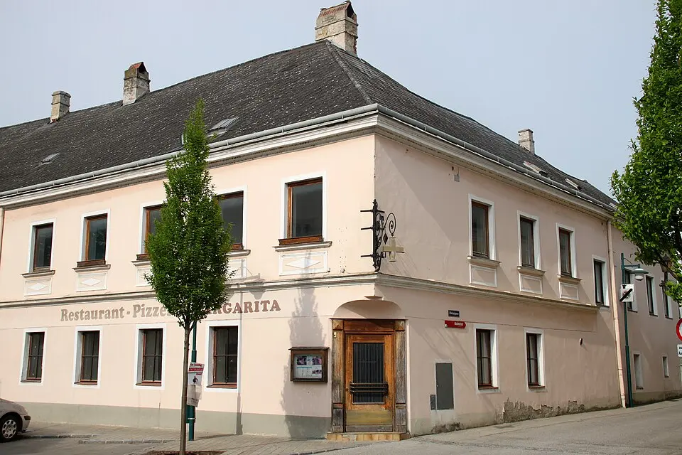 Obrázok: WA-Wien · CC BY-SA 3.0 AT Gasthof Zum goldenen Kreuz