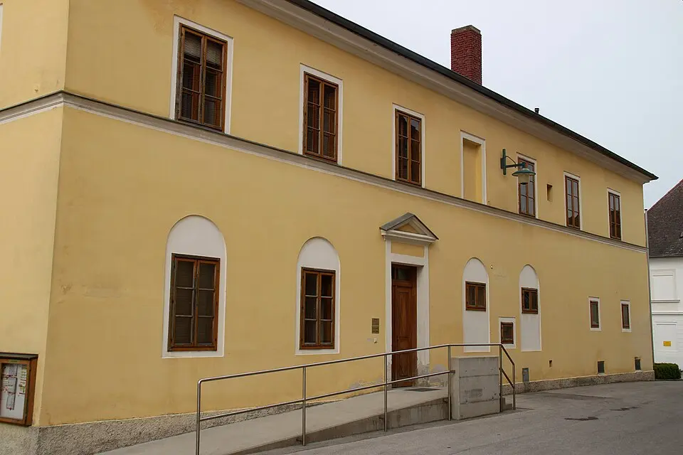 Obrázok: WA-Wien · CC BY-SA 3.0 AT Stadtamt, ehem. Schule