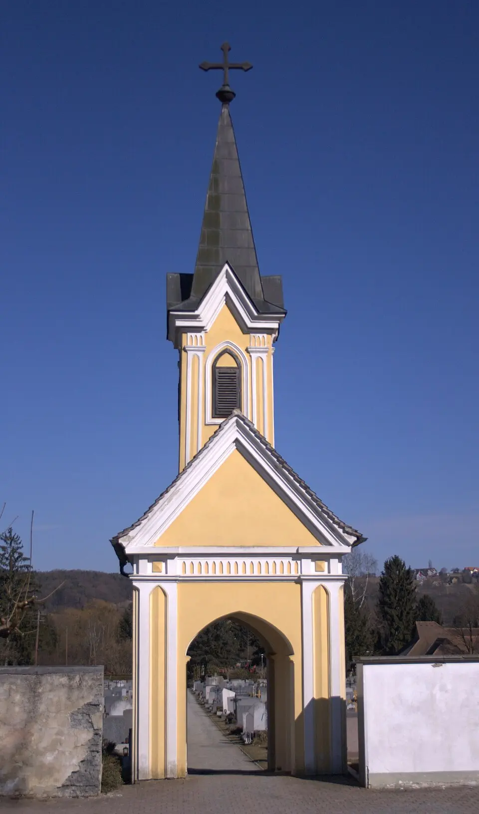 Image: Wolf32at · CC BY-SA 3.0 Friedhofsportal