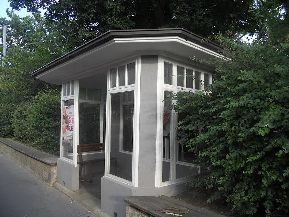 Tramway-Wartehäuschen