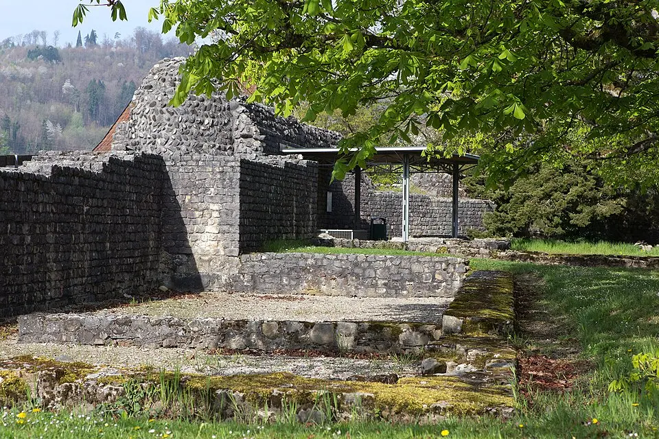 Bild: Roland Zumbuehl · CC BY-SA 3.0 Spätrömisches Doppelkastell zusammen mit "Sidelen" und frühchristlicherKirchengrundriss mit Taufbecken