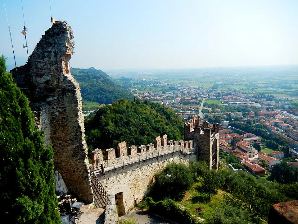 Camminamento di ronda lungo le mura scaligere