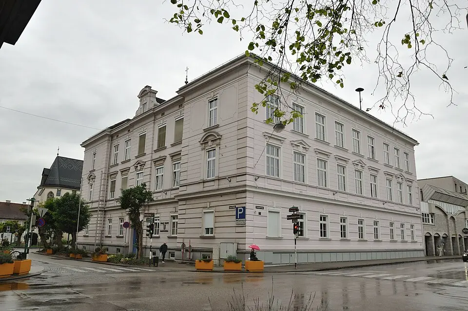 Volksschule Traun, Linzerstraße 7