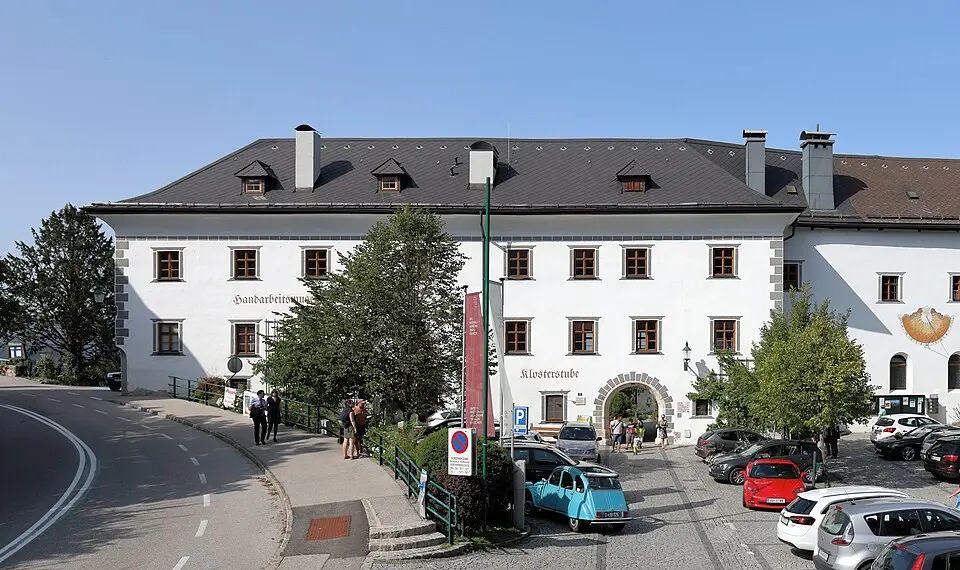 Obrázok: C.Stadler/Bwag · CC BY-SA 4.0 Jesuitenkloster, Heimatmuseum, Handarbeitsmuseum, Franz-Josef-Büste, Brunnen