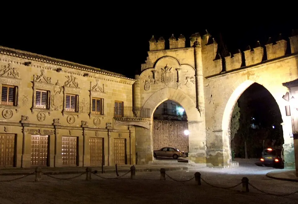 Walls and gates in Baeza