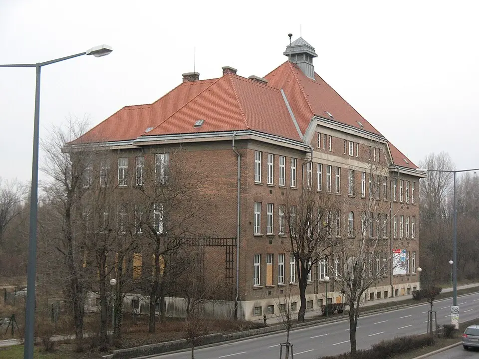 Image: Buchhändler · CC BY-SA 3.0 Haus Triester Straße 114