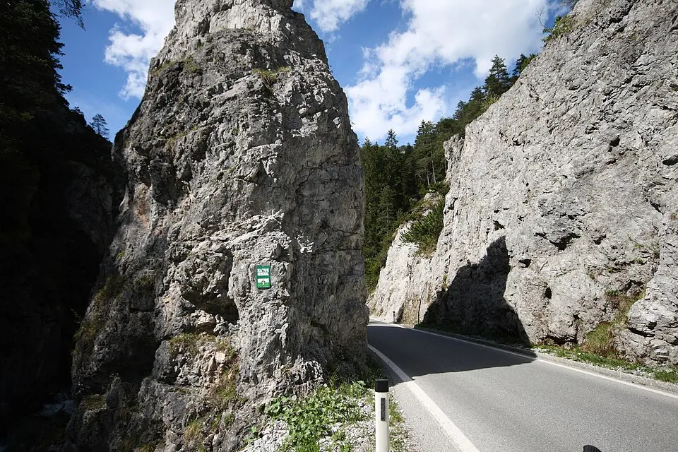 Kép: Ewaldgabardi · CC BY-SA 3.0 AT Felsengruppe um den Trutstein