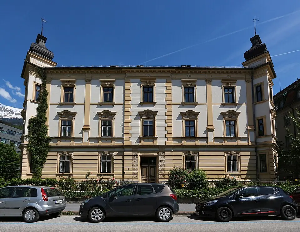 Zinsvilla mit Einfriedung