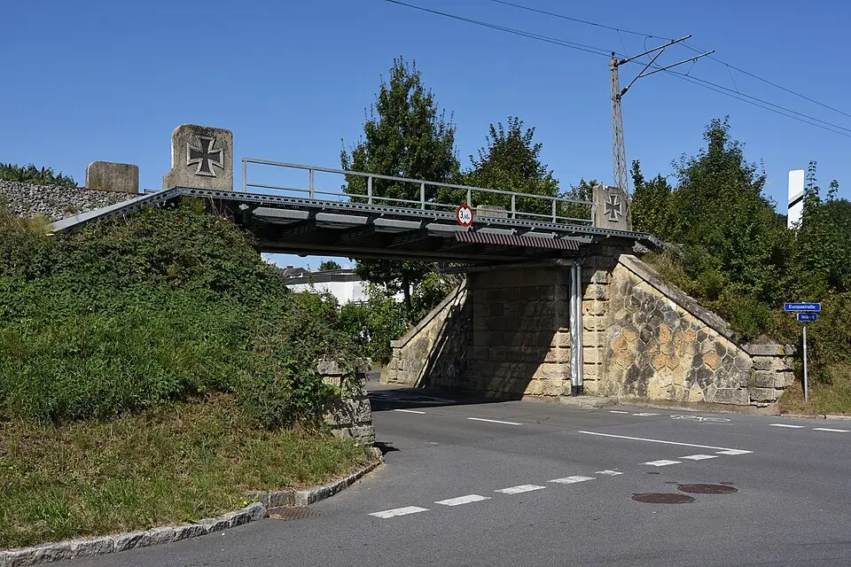 Kép: Nxr-at · CC BY-SA 4.0 Bahndamm mit Brücken
