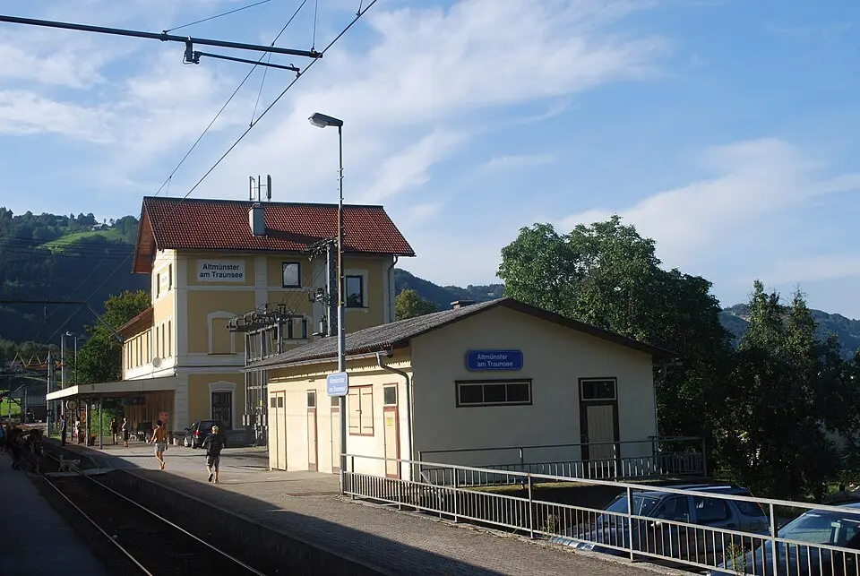 Altmünster station building