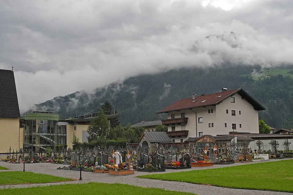 Alter Friedhofsteil mit Priestergrab