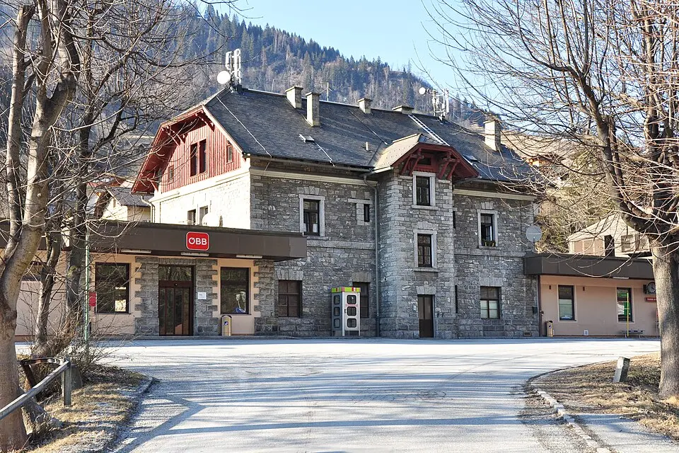 Aufnahmsgebäude des Bahnhofs Bad Hofgastein