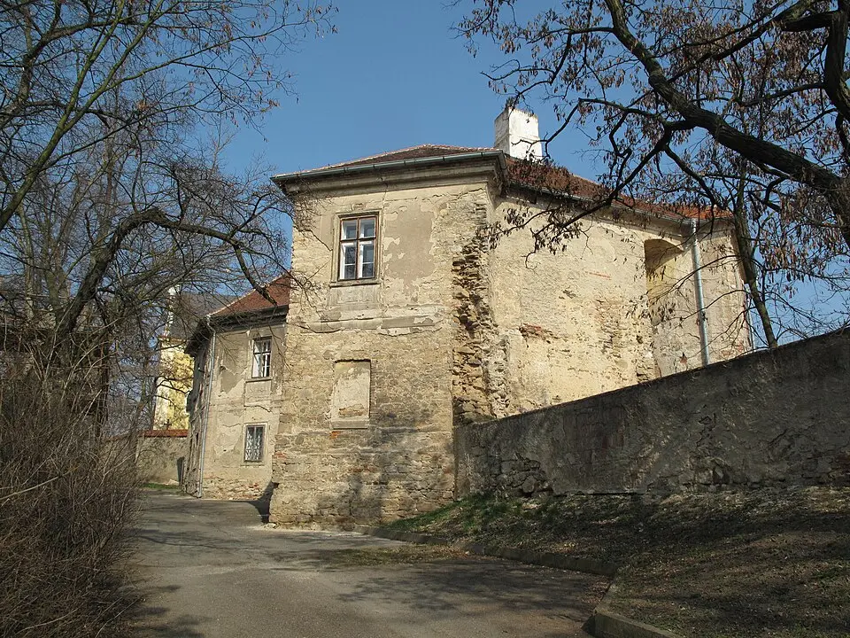 fara Tuklaty – původně zámek