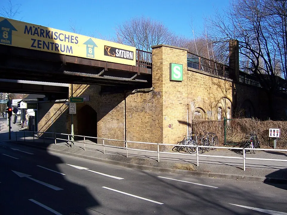 Bild: Andre_de · CC BY-SA 3.0 Bahnhof Berlin Eichborndamm
