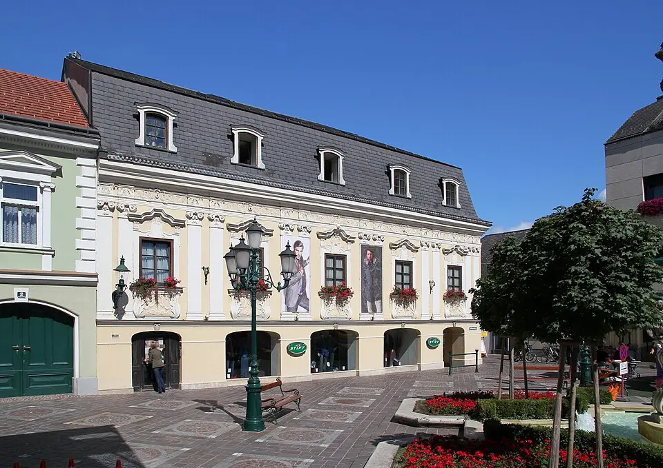 Image: C.Stadler/Bwag · CC BY-SA 3.0 AT Town house Rathausplatz 3