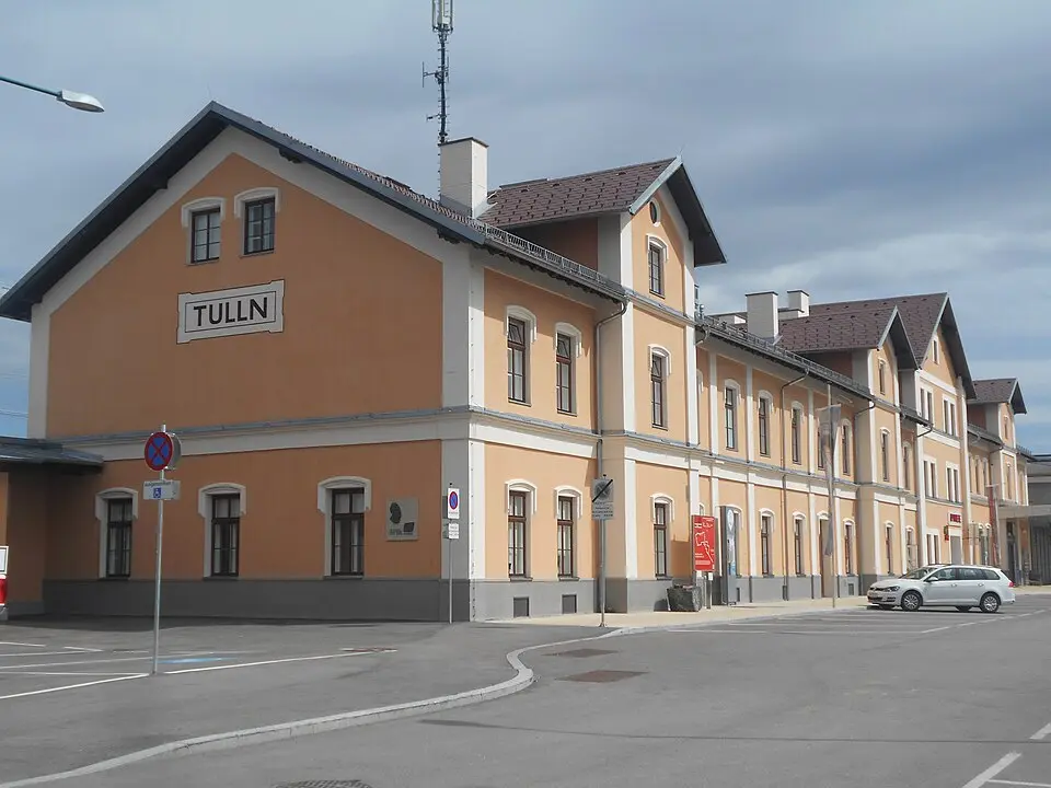 Image: Clemens Mosch · CC BY-SA 4.0 Aufnahmsgebäude Bahnhof Tulln