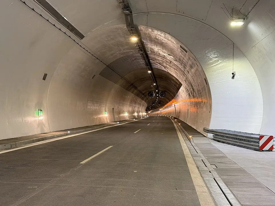 Image: MarkBA · CC BY-SA 4.0 Višňové Tunnel