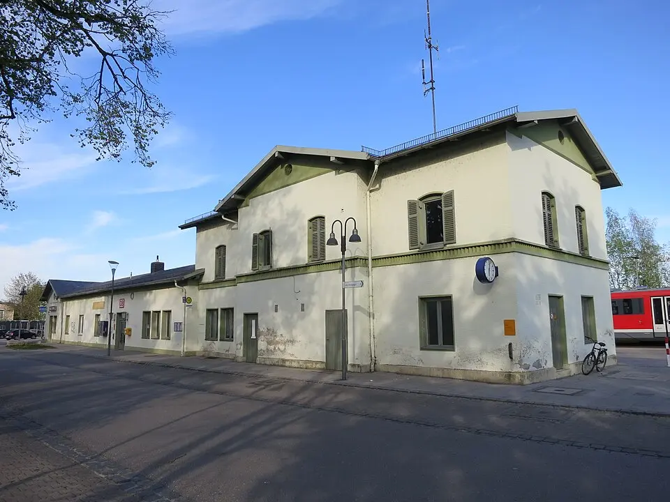Slika: Flummi-2011 · CC BY-SA 3.0 Bahnhof Bobingen