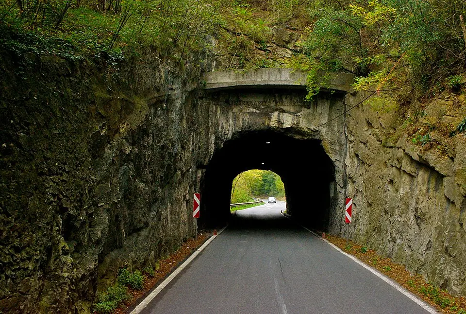 Straßentunnel Urtelstein