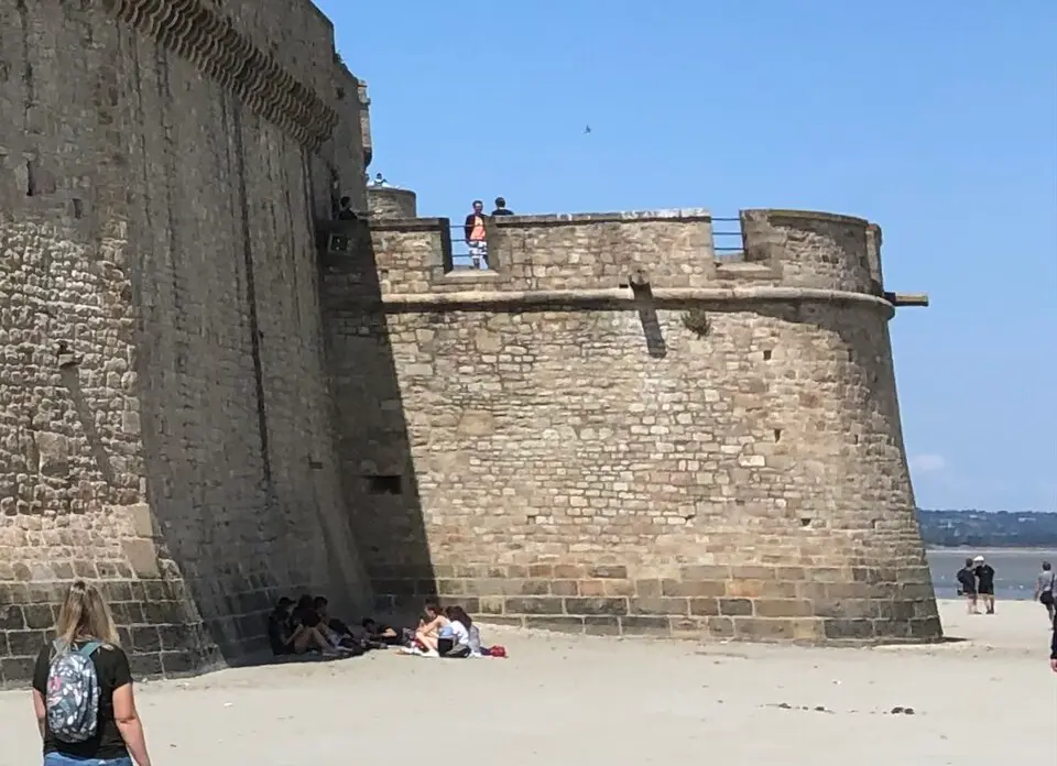 Niedriger Turm