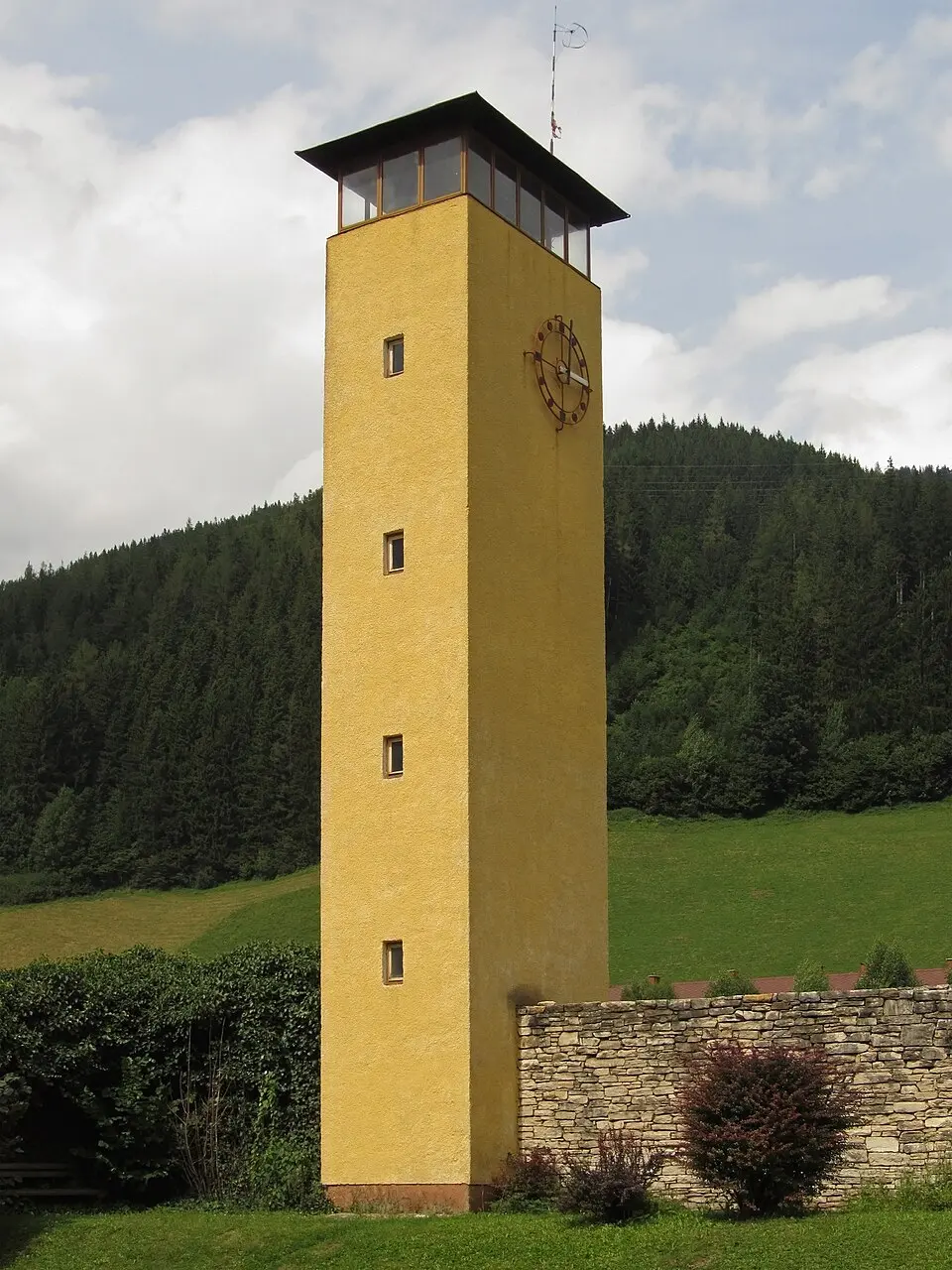 Image: Duke of W4 · CC BY-SA 3.0 AT Stadion mit Turm und Eingangsbau