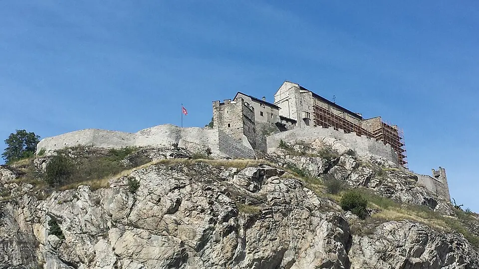Bild: vaquins · CC BY-SA 3.0 Turm und Stadtmauer (Bruchstück)