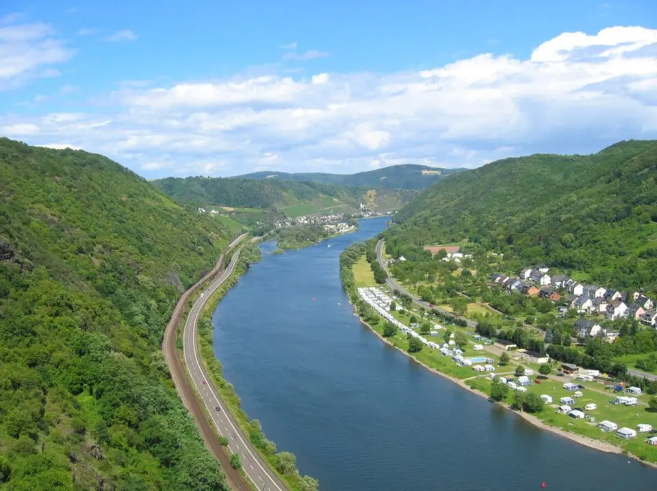 Nahrál: DER UNFASSBARE~commonswiki · Public domain Hatzenport