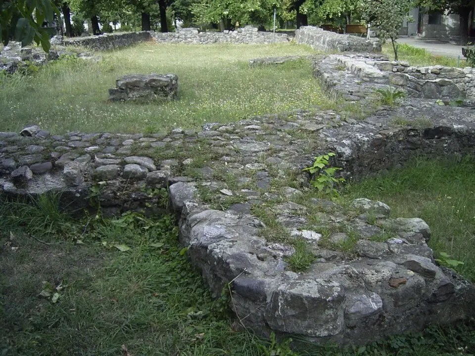 Ruinele bisericii cu contraforturi