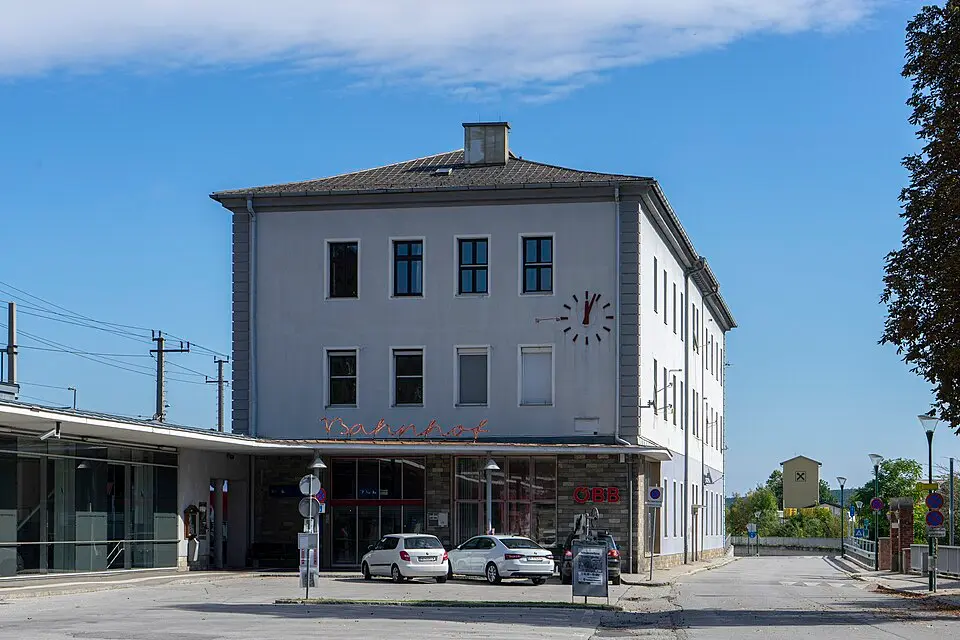 Obrázok: Thomas Ledl · CC BY-SA 4.0 Aufnahmsgebäude Bahnhof Gloggnitz