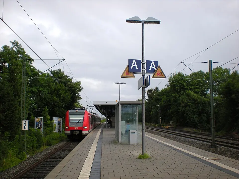 Bild: Flummi-2011 · CC BY-SA 3.0 S-Bahnhof Gronsdorf