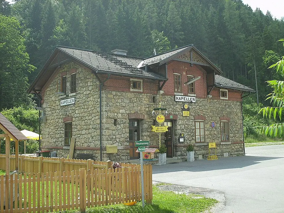 Aufnahmsgebäude Kapellen