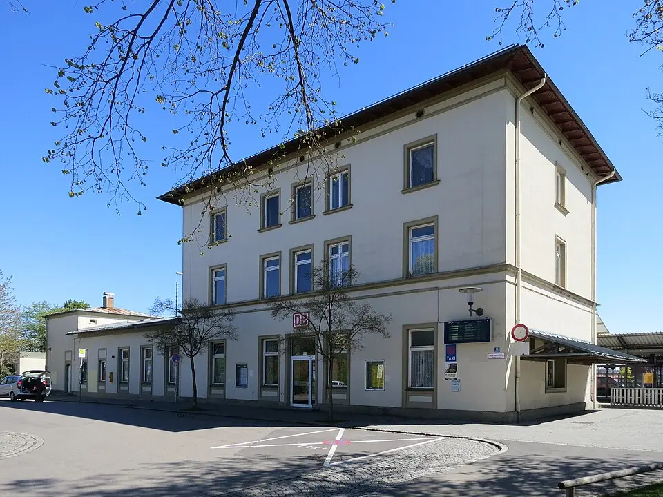 Kép: Flummi-2011 · CC BY-SA 3.0 Bahnhof Kaufering
