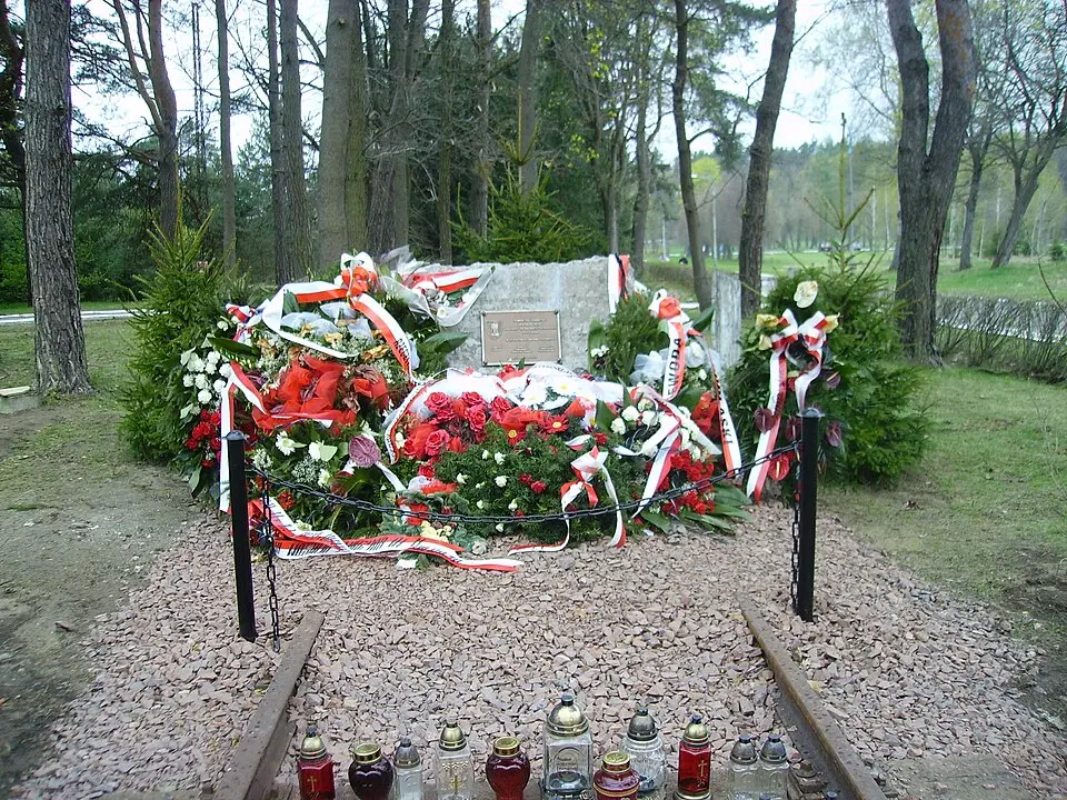 Pomnik ofiar mordu katyńskiego w Osowcu-Twierdzy