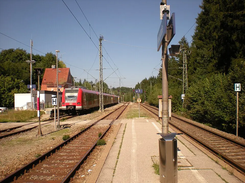 Slika: Flummi-2011 · CC BY-SA 3.0 Bahnhof Kreuzstraße