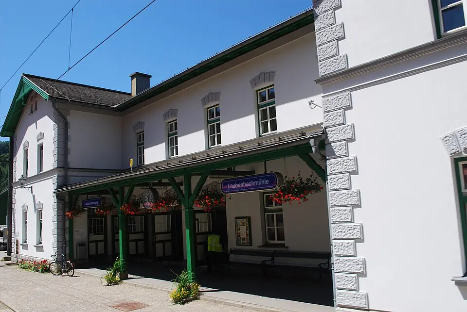 Aufnahmsgebäude und Lokschuppen