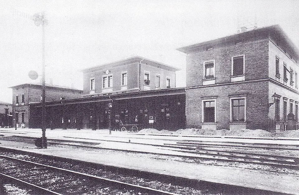 Image: Klaus-Dieter Korhammer, Armin Franzke, Ernst Rudolph: Drehscheibe des Südens. Eisenbahnknoten München. Hestra-Verlag, Darmstadt 1991, ISBN 3-7771-0236-9, S. 70. · Public domain München Süd station