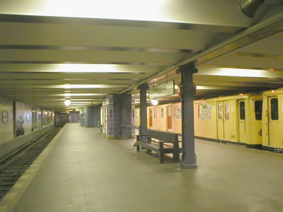 U-Bahnhof Uhlandstrasse